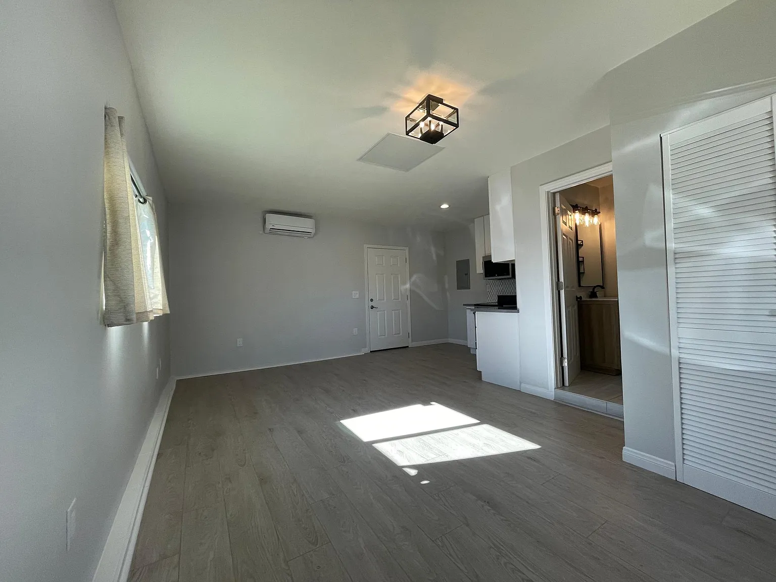 15523 Kingsbury St — Photo 3