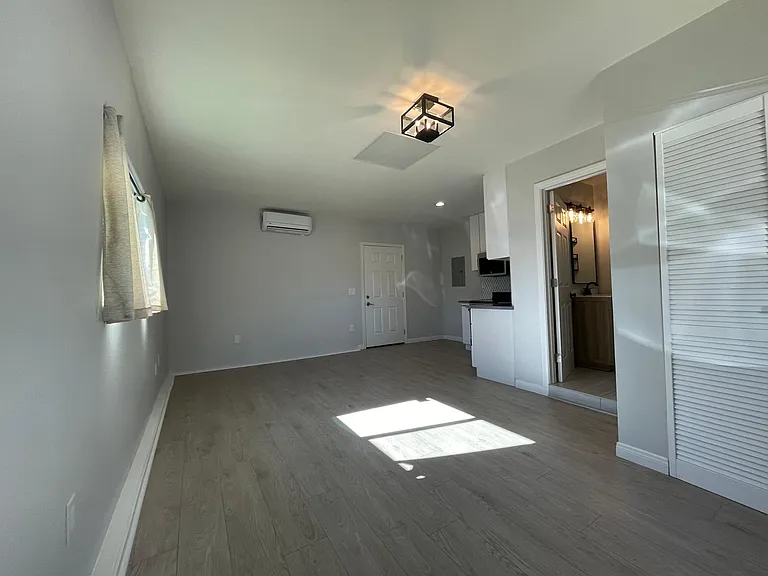 15523 Kingsbury St — Photo 3