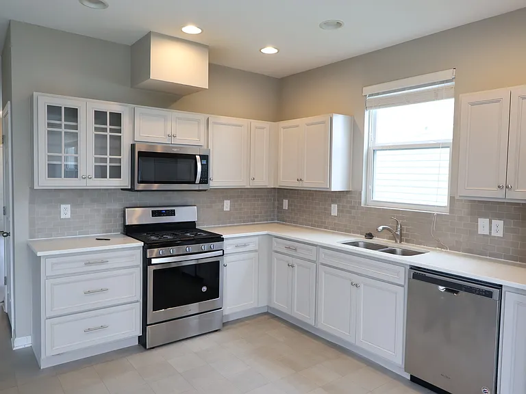 1899 Lakecrest Dr — Photo 25
