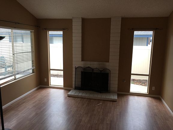 Living room w/ fireplace