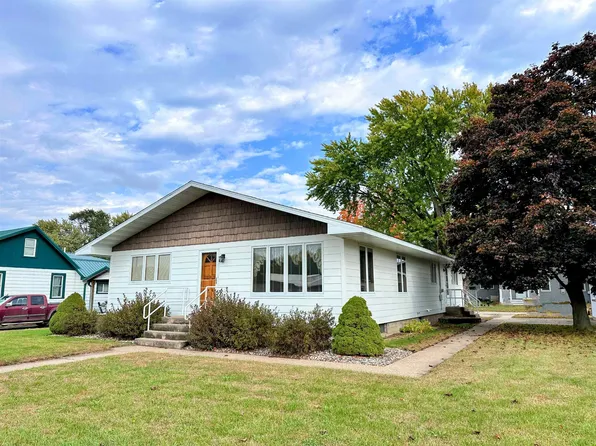 1202 S 9th St, Prairie Du Chien, WI 53821