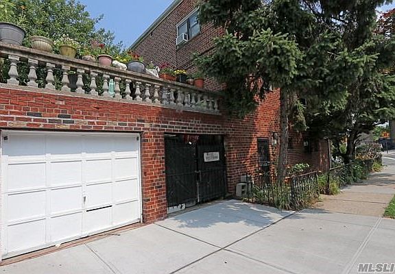 4th image of 21-32 Hoyt Ave S
