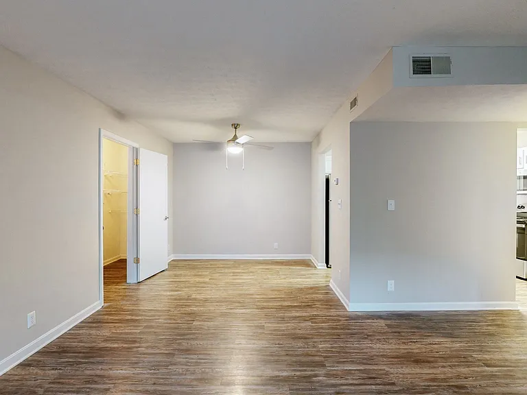 Hurstbourne Crossing Apartments — Photo 6