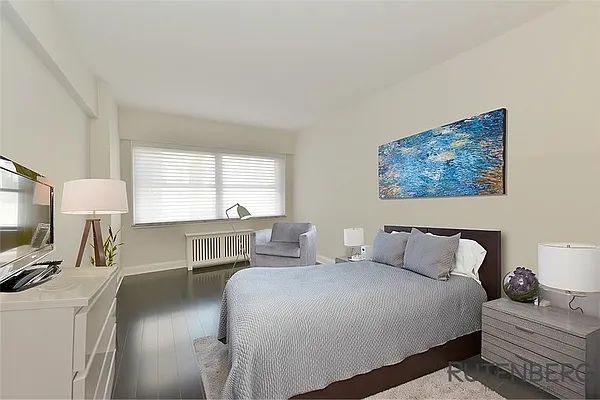 Sold by R New York | media 4