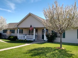 302 E Buttercup Dr, Athens, IL 62613