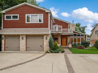 853 Harms Rd, Glenview, IL 60025