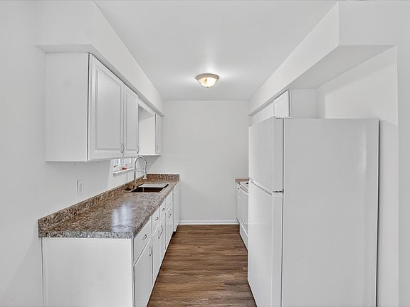 3rd image of 3502 Ridgecliffe Dr #2