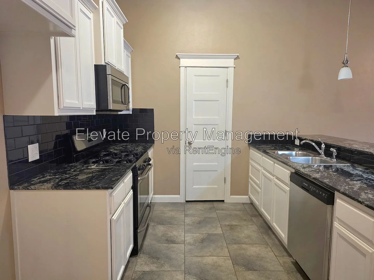 3 bed, 2.0 bath, 1431 sqft, $1,545 — Photo 3