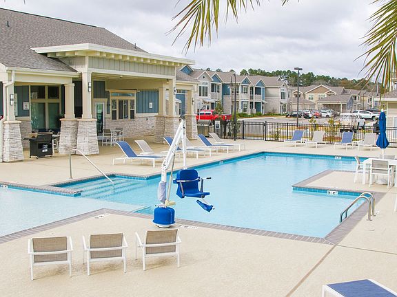 Sparkling Swimming Pool at The Retreat at Juban in Denham Springs, LA