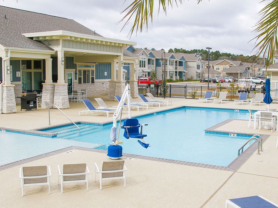 Sparkling Swimming Pool at The Retreat at Juban in Denham Springs, LA