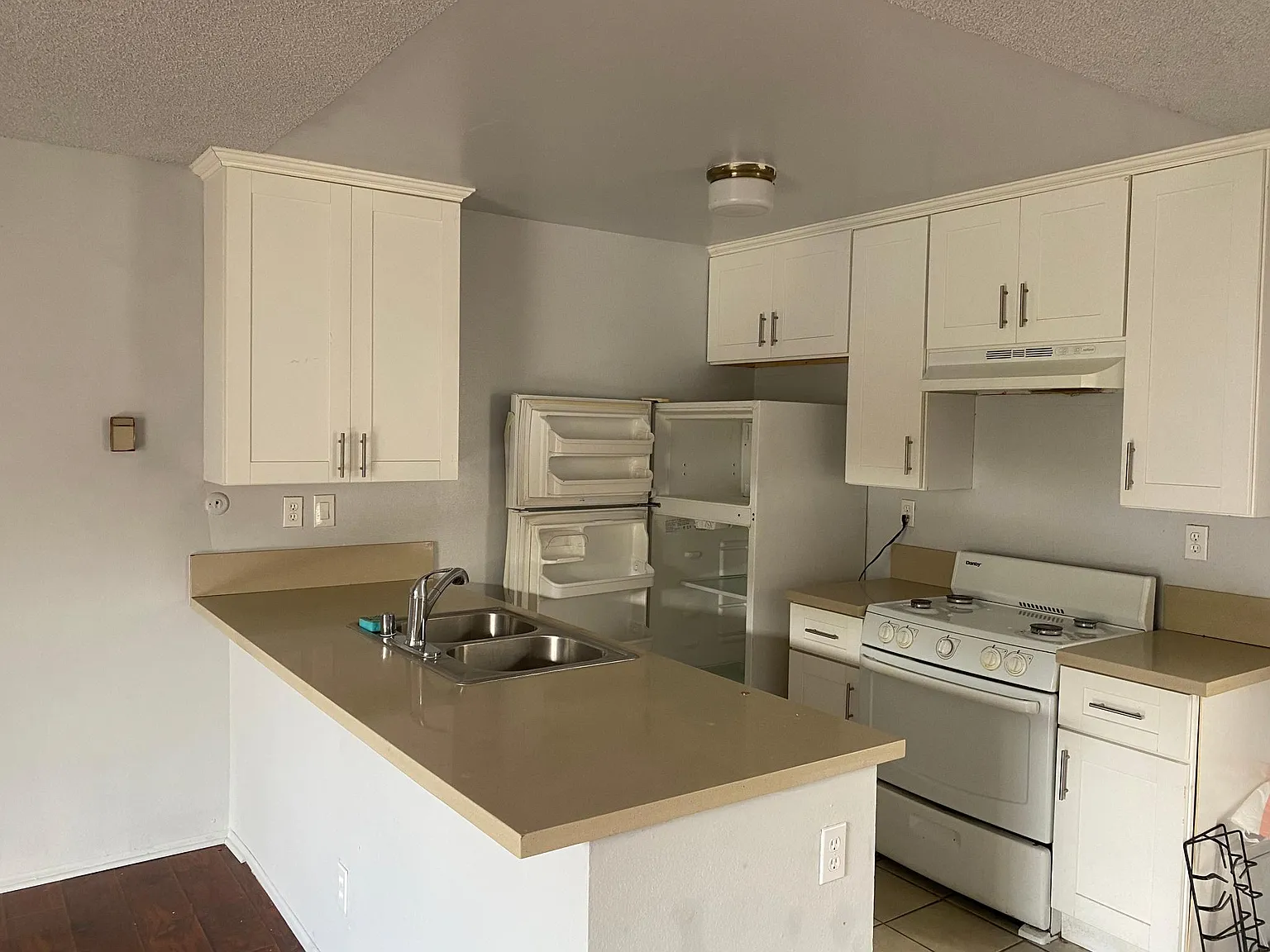 6624 Woodley Ave — Photo 1