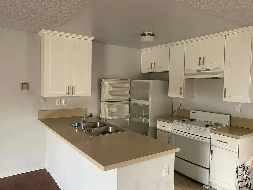 6624 Woodley Ave #208