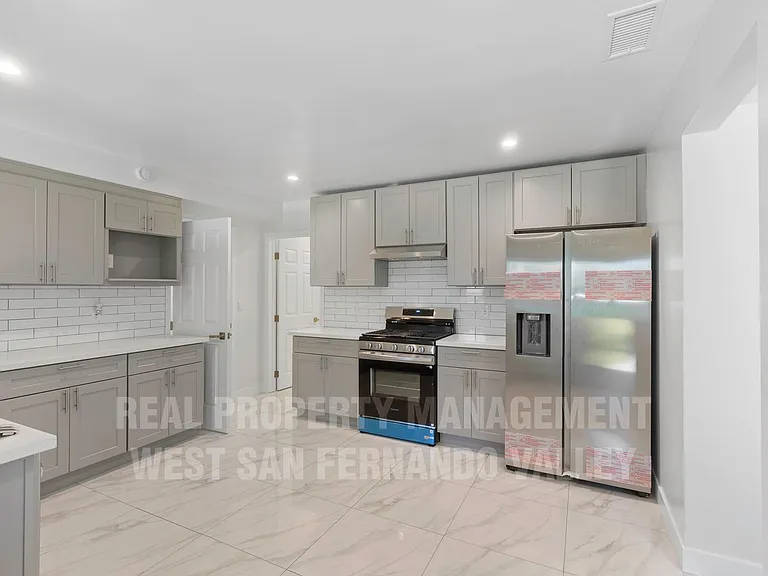 9801 Columbus Ave — Photo 13
