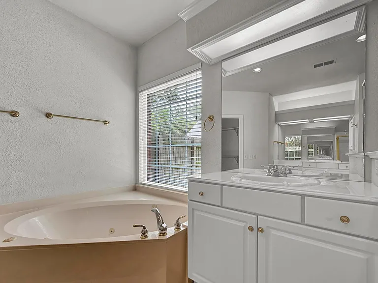 306 Canyon Lake Dr — Photo 24