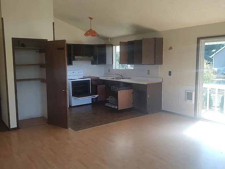 880 Pheasant Ct SW — Photo 4