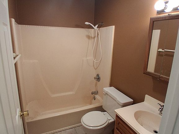 4th image of 111 Hilltop Ct #D