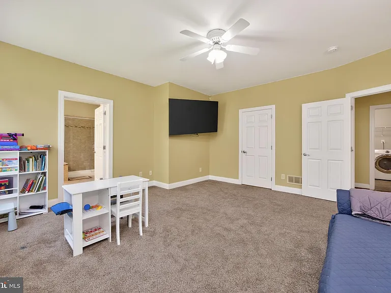 121 Shilling Ave — Photo 24
