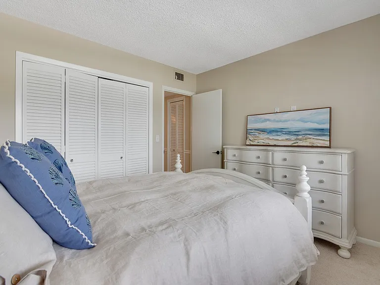 4049 Ocean Dr #204 — Photo 18