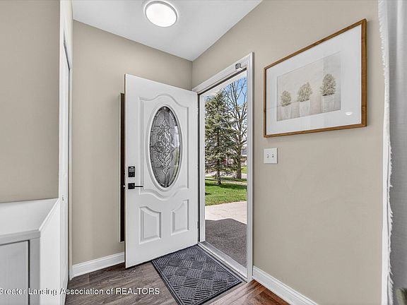 3rd image of 2715 Glenbrook Dr