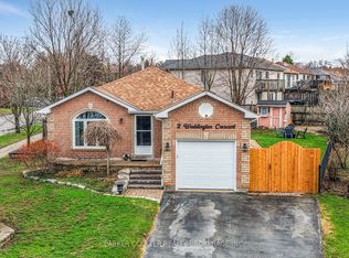 2 Waddington Cres, Barrie, ON L4N 8C8