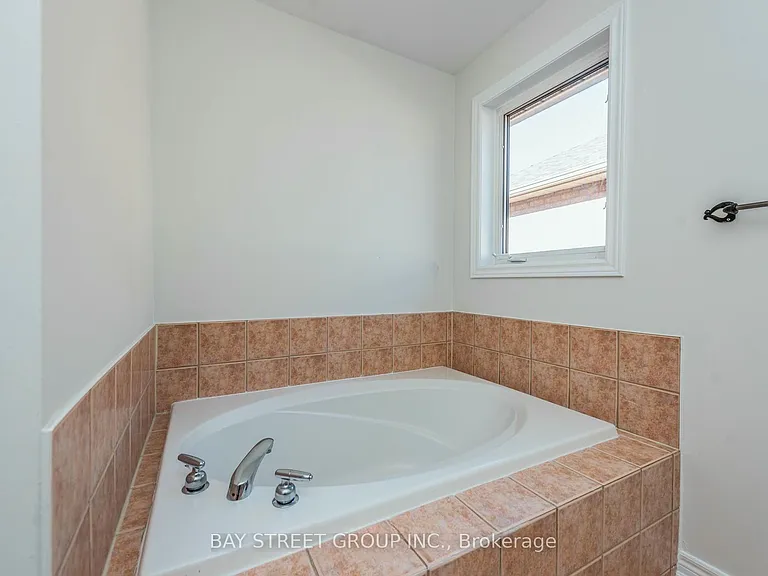 130 Royal Appian Cres — Photo 23