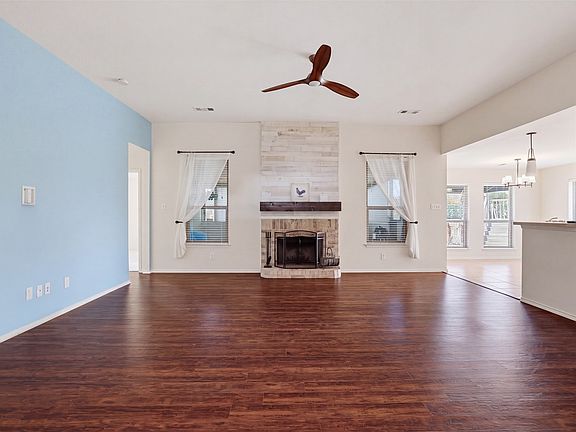 3rd image of 107 Cottonwood Dr