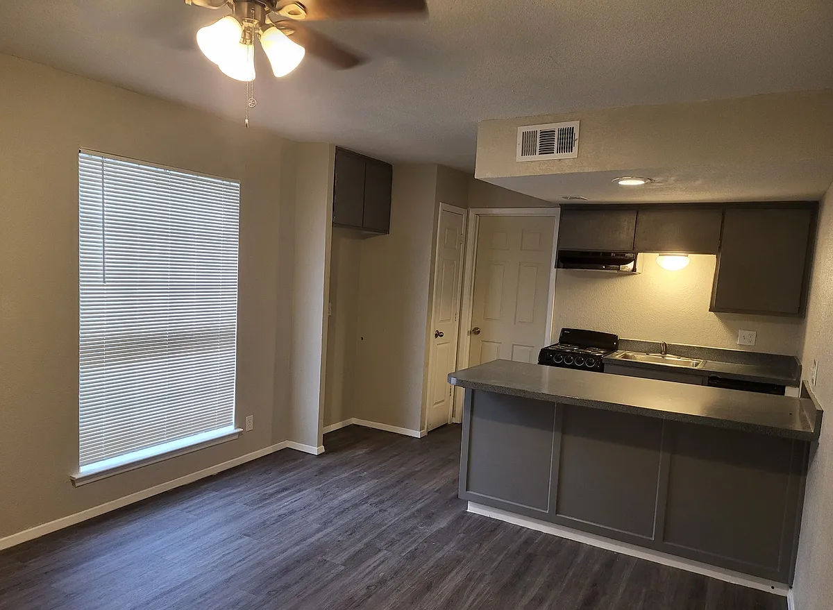 Building Photo - Oak Tree Apartments