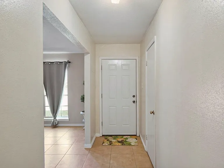 521 Gardenia St — Photo 2