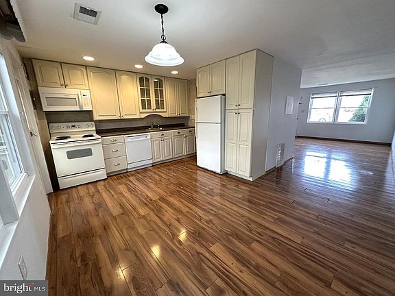 2nd image of 1327 Mantle St