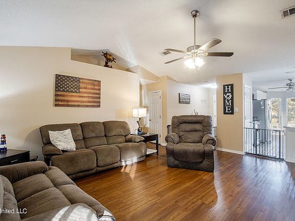 4th image of 14137 Saddie St