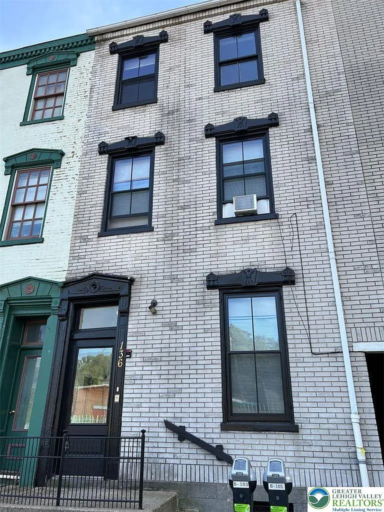 Photo 1 of 17 - 136 E Bushkill St #4 - Easton, PA Primary Photo - 136 E Bushkill St #4