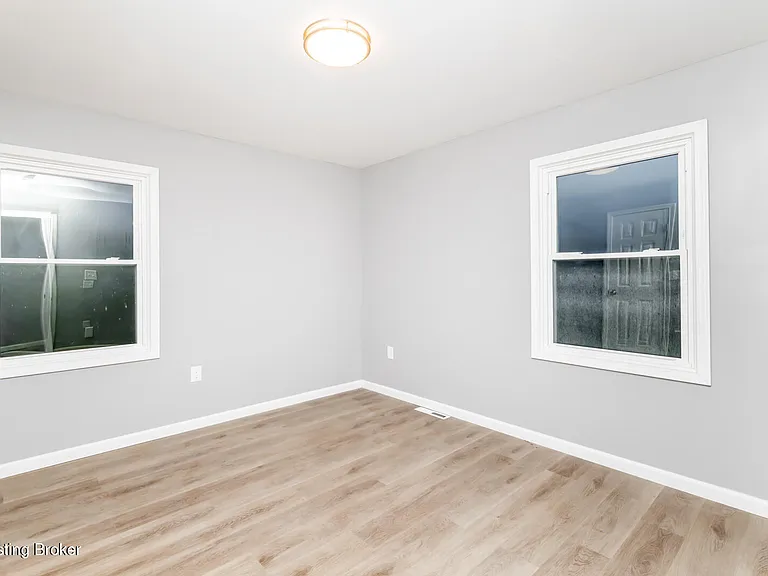 204 W Warfield St — Photo 6