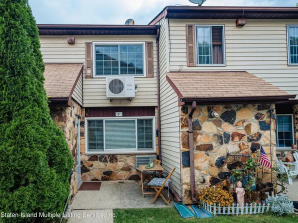 8 Croft Ct, Staten Island, NY 10306