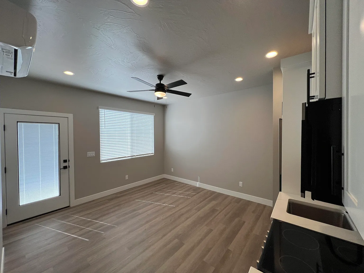Studio, 305 sqft, $995 — Photo 2