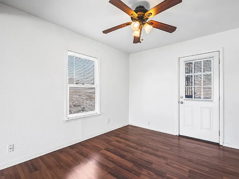 118 N Oaks Ave #1A — Photo 2