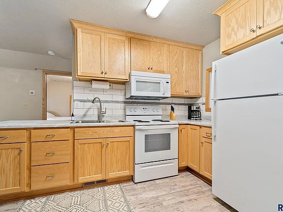 3rd image of 2517 S Duluth Ave
