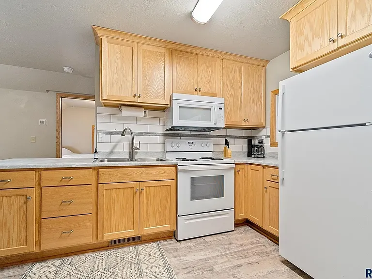 2517 S Duluth Ave — Photo 3