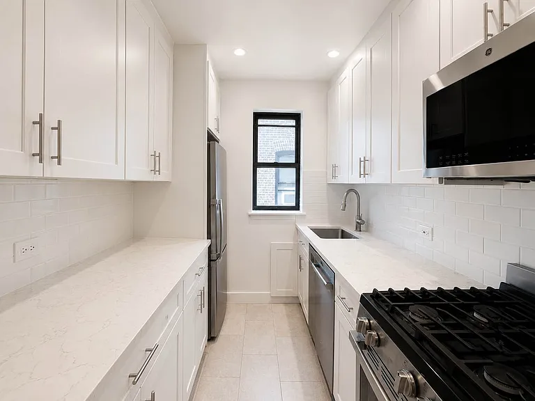 201 E 12th St #Penthouse 15 — Photo 2