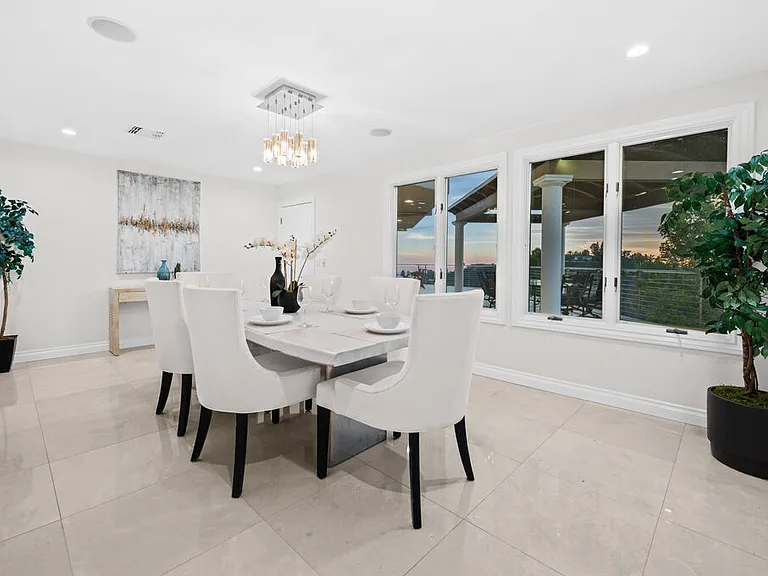 1121 Roberto Ln — Photo 9