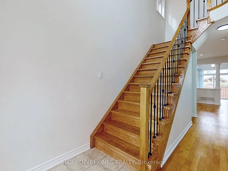 8 Martree Cres — Photo 5