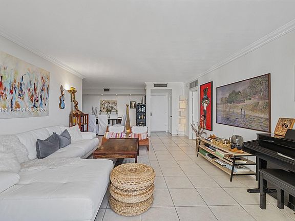 5th image of 1121 Crandon Blvd APT D404
