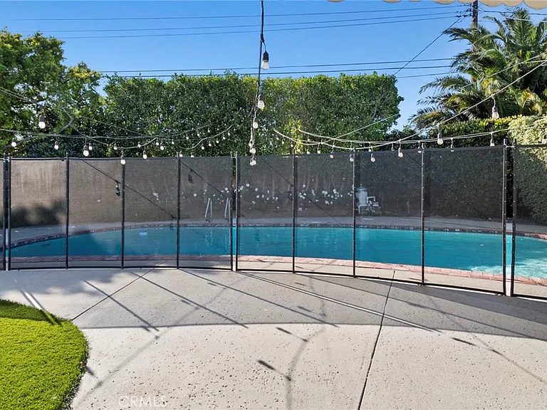 24136 Kittridge St — Photo 36