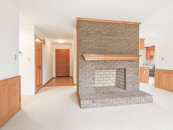 5th image of 157 Tamworth Dr