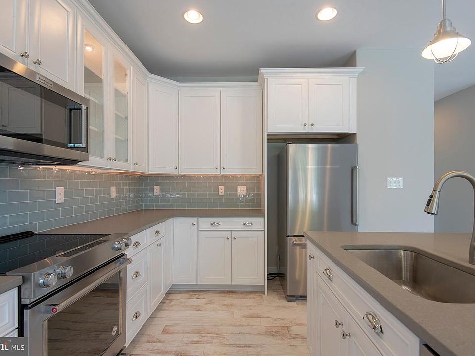 1st image of 7) Larchmont Ct