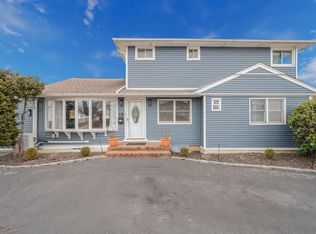 15 Elizabeth Dr, Bethpage, NY 11714