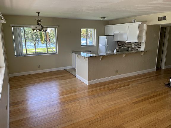 3rd image of 2020 Lake Osborne Dr APT 11