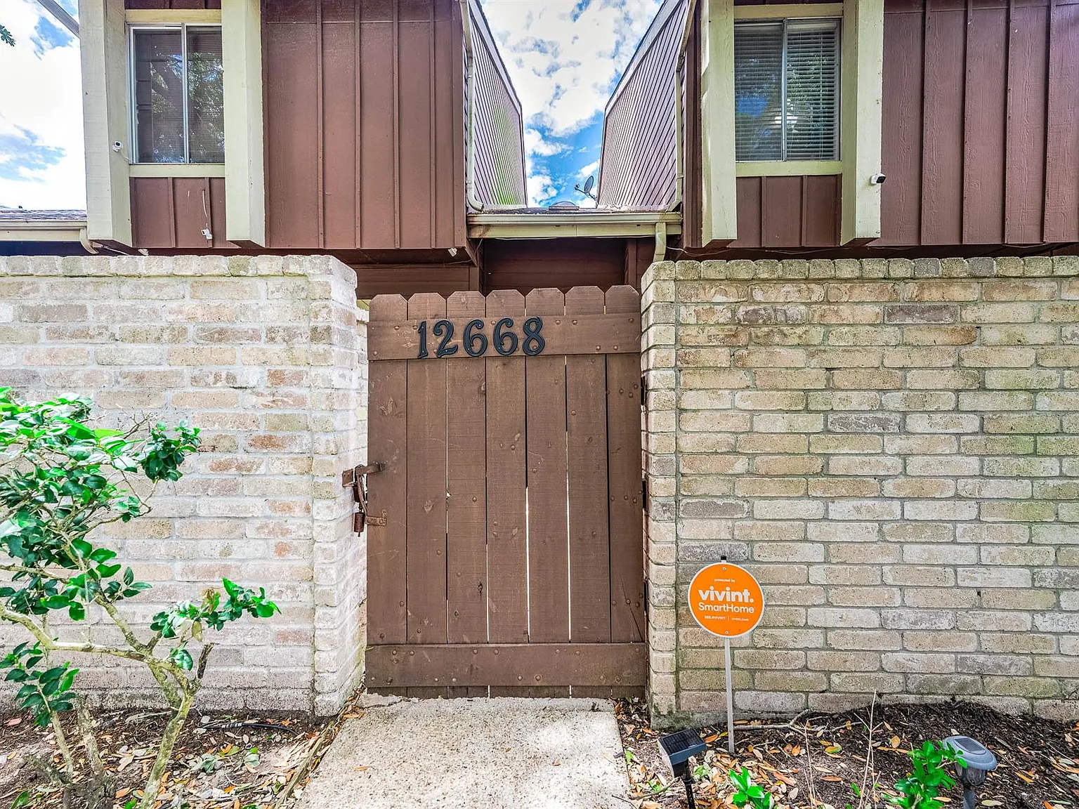 3 bed, 2.5 bath, 1382 sqft, $1,800 — Photo 3