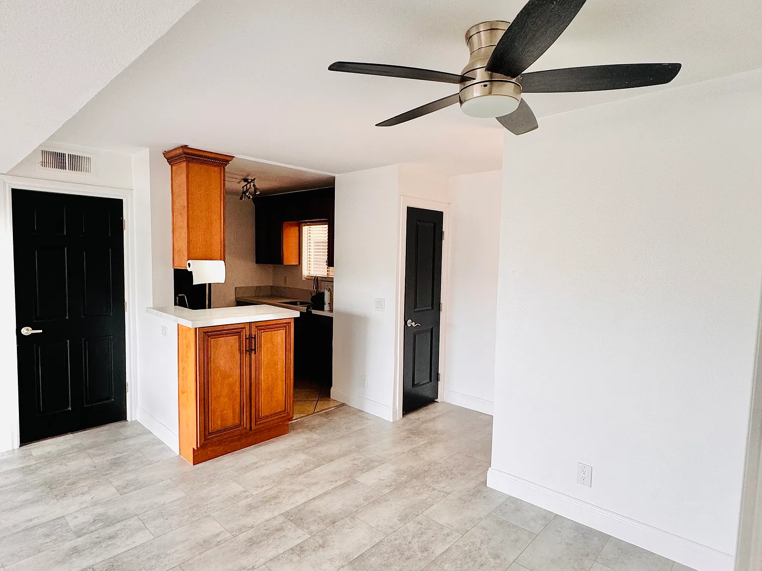 2 bed, 842 sqft, $3,200 — Photo 2