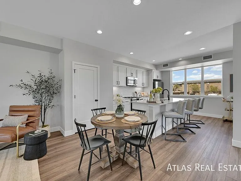 872 Thurston Hts — Photo 3