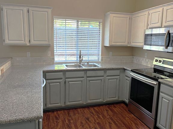 3rd image of 1212 Hyde Park Dr